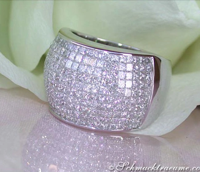 Opulenter Princess-Diamanten-Ring mit 220 Diamanten, Detailaufnahme, Weißgold 750 Opulenter Princess-Diamanten-Ring mit 220 Diamanten, Detailaufnahme, Weißgold 750