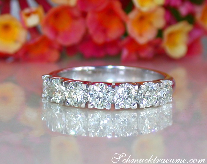 Weißgold-Diamant-Ring mit 1.500 Karat TW SI, Blütenhintergrund.