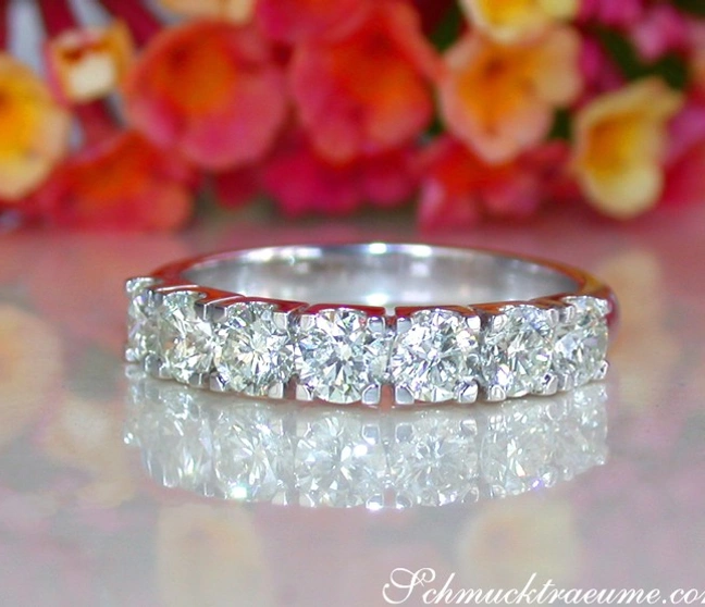 Weißgold-Diamant-Ring mit 1.500 Karat TW SI, Blütenhintergrund. Weißgold-Diamant-Ring mit 1.500 Karat TW SI, Blütenhintergrund.