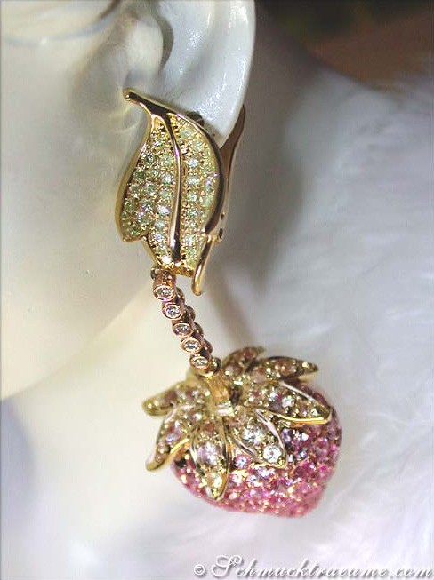 Goldener Erdbeer-Ohrring mit pinken und gelben Saphiren