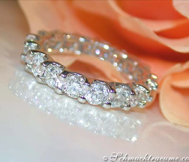 Klassischer Memory Ring mit Krappenfassung und Diamanten auf Rosenblättern Klassischer Memory Ring mit Krappenfassung und Diamanten auf Rosenblättern