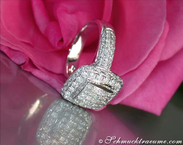 Klassischer Diamantring in Weißgold mit Carré-Design auf rosa Blüte