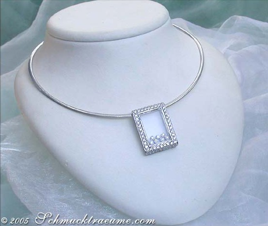 Silbernes Halsband mit Diamantanhänger auf weißem Mannequin