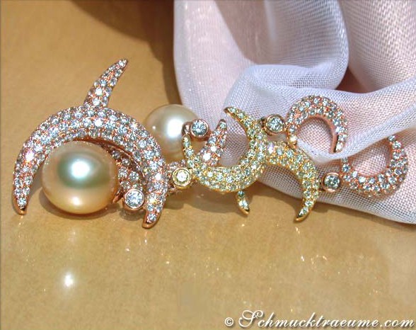 Detailansicht der goldenen Südseeperlen Ohrgehänge mit Brillanten, geschmiedet in Gelb- & Roségold 750.