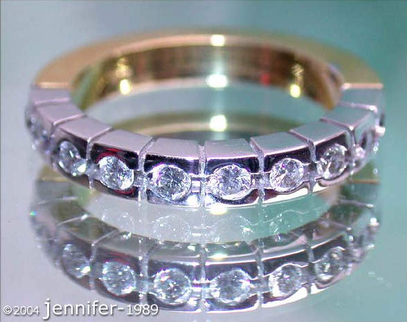 Detailaufnahme des Diamanten Memory Rings in Weiß- & Gelbgold 750