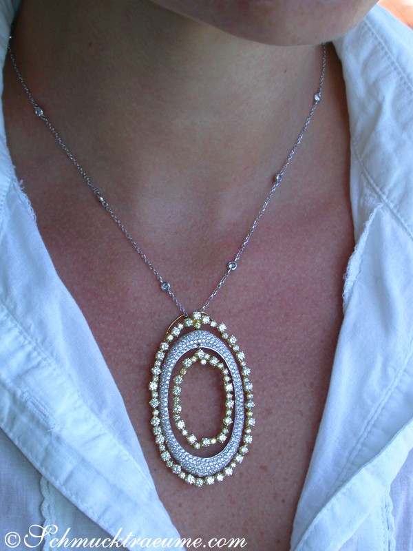 Brillanten-Anhänger mit gelben Diamanten auf Silberkette getragen