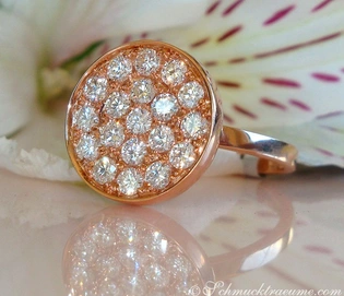 Roségold-Ring mit Brillanten auf Blüte, Detailaufnahme