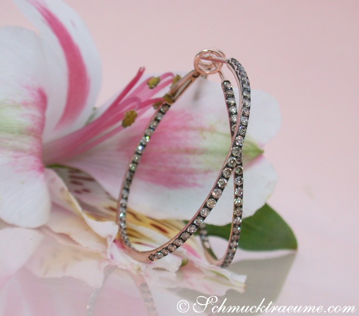 Zarte Creolen aus Roségold mit naturbraunen Diamanten, Detailaufnahme