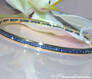 Edler Saphir-Armreif aus Gelbgold 585, detailreiches Design, blauer Schmuck auf Silberhintergrund