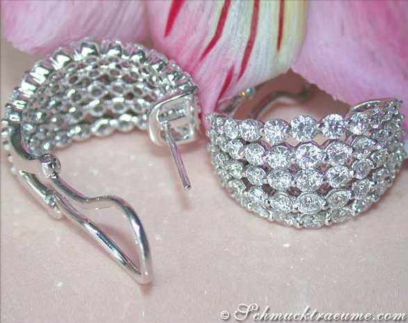 Detailaufnahme der hochkarätigen Brillanten-Ohrschmuck mit weißgoldener Krappenfassung