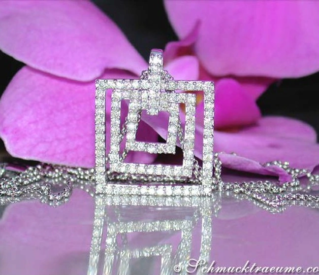 Kleinster Diamantenanhänger mit quadratischem Design auf Halskette Kleinster Diamantenanhänger mit quadratischem Design auf Halskette