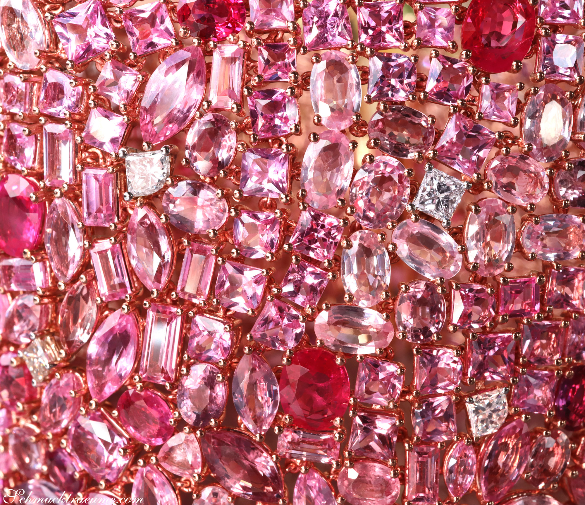 Detailaufnahme des Pink Saphir Armbands mit 485 rosa Steinen, 115,07 ct., in Roségold 750.
