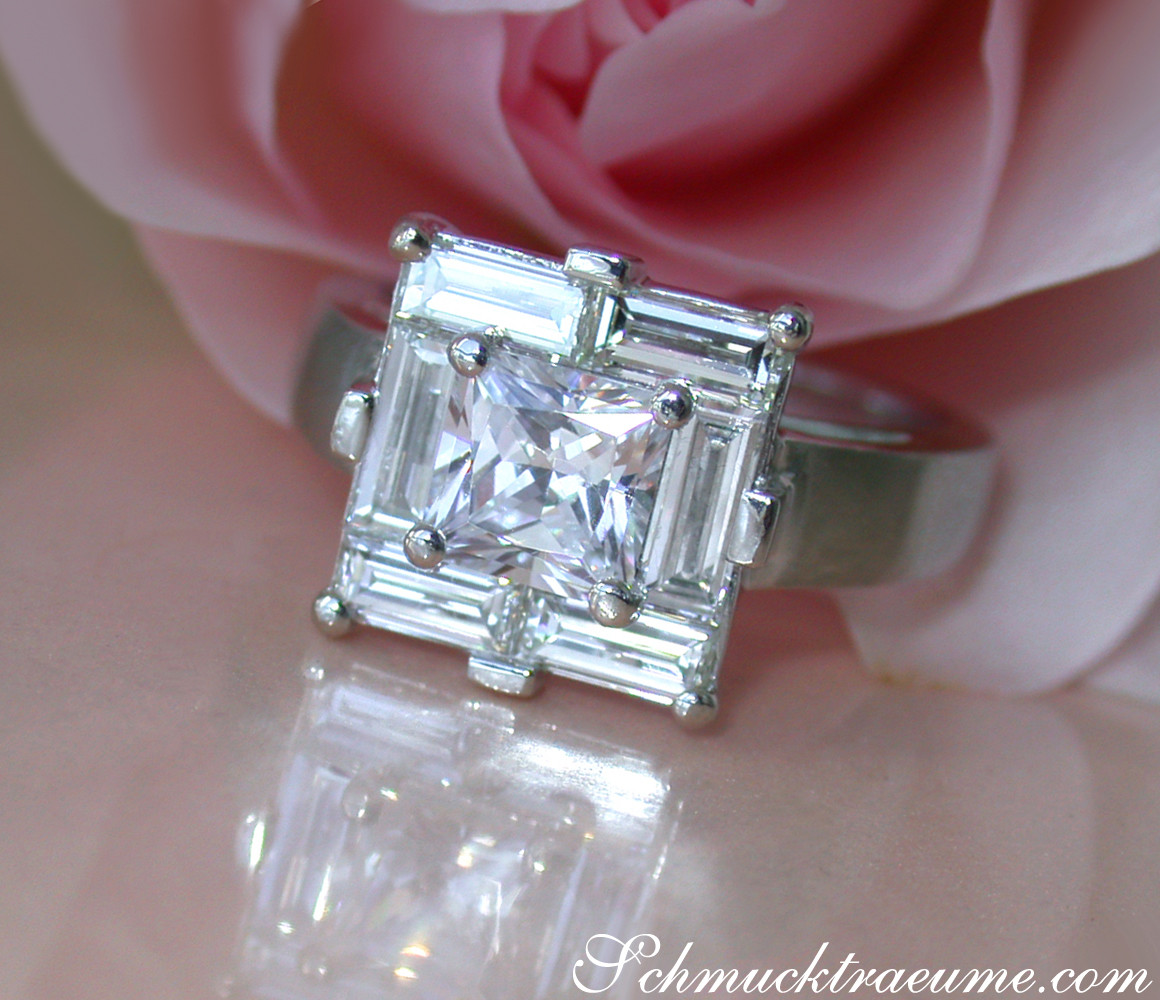 Platin-Ring mit Princess- und Baguette-Diamanten vor Rosenblüte