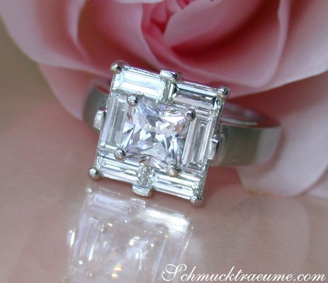 Platin-Ring mit Princess- und Baguette-Diamanten vor Rosenblüte Platin-Ring mit Princess- und Baguette-Diamanten vor Rosenblüte