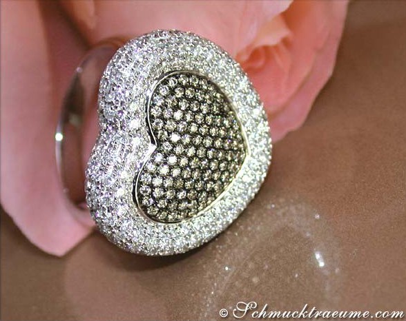 Herzformiger Ring mit braunen und weißen Brillanten, massiv in Weißgold, Detailaufnahme