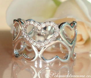 Weißgold Herzring mit Diamanten, Detailaufnahme, elegant und feminin