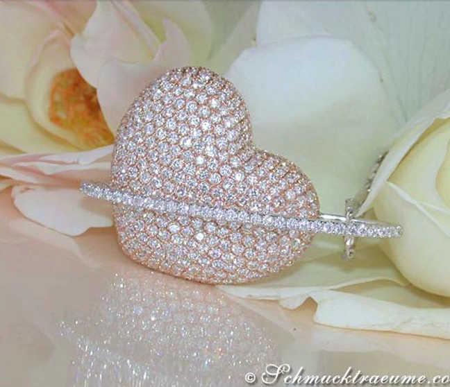 Weißgold Herz Anhänger mit Diamanten, Detailaufnahme auf Rosenblüte, exklusives Design Weißgold Herz Anhänger mit Diamanten, Detailaufnahme auf Rosenblüte, exklusives Design