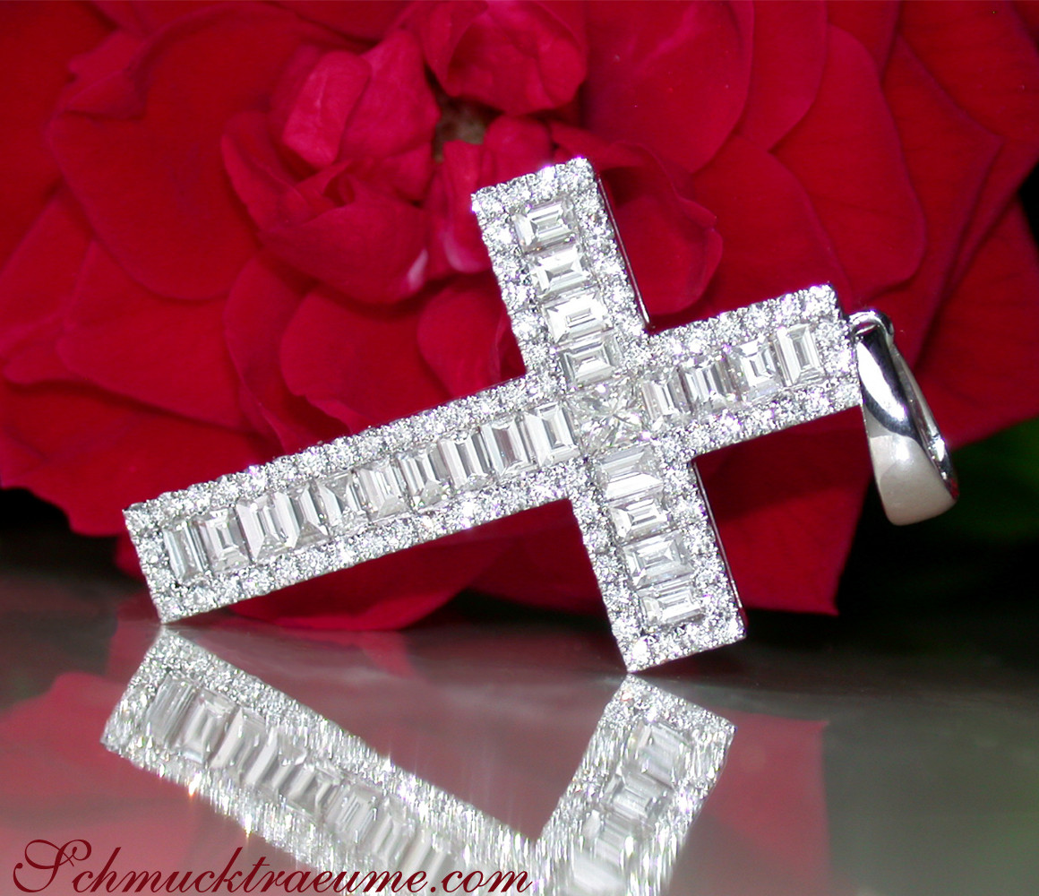 Luxus-Diamantkreuzanhänger mit Baguette-Diamanten auf Rosenblatt, makellose Verarbeitung
