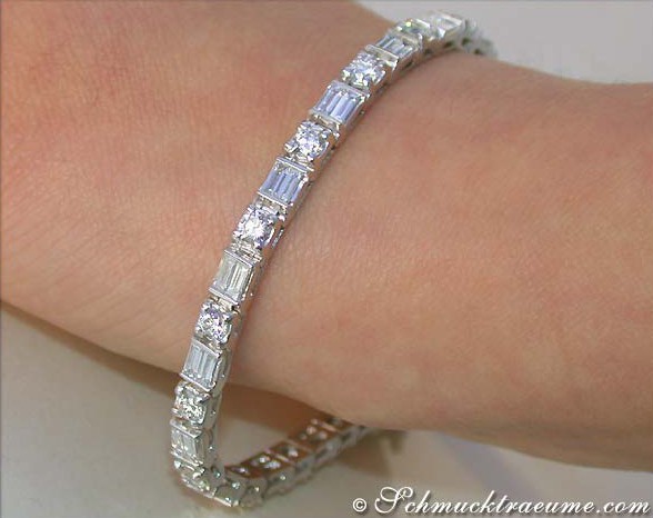 Weißgoldarmband mit Baguette-Diamanten, Detailaufnahme am Handgelenk