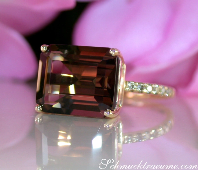 Gelbgold-Rauchquarz-Ring mit naturbraunen Diamanten, Detailaufnahme, klarer Stein, elegantes Design. Gelbgold-Rauchquarz-Ring mit naturbraunen Diamanten, Detailaufnahme, klarer Stein, elegantes Design.