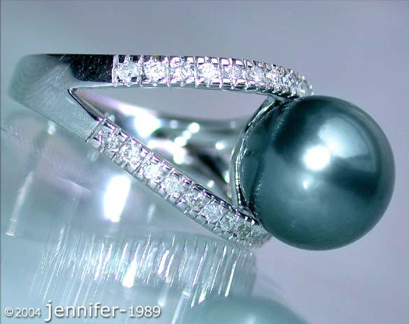 Weißgoldring mit Tahitiperle und Diamanten, Detailaufnahme, glänzende Struktur, elegantes Design