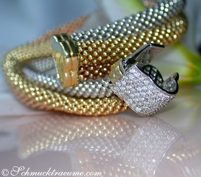Detailansicht des Tricolor-Armbandes mit Brillanten und Goldverarbeitung