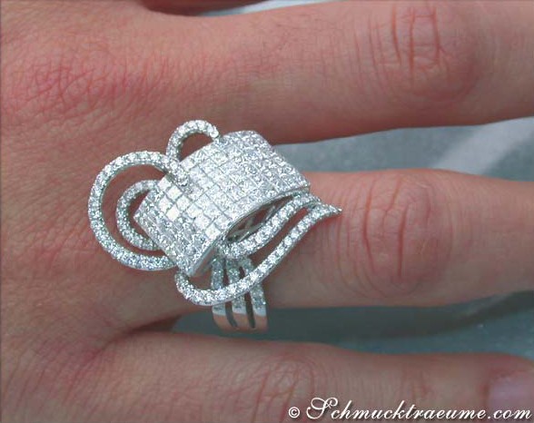 Prinzessinnen-Diamantring mit feiner Fassung auf Hand