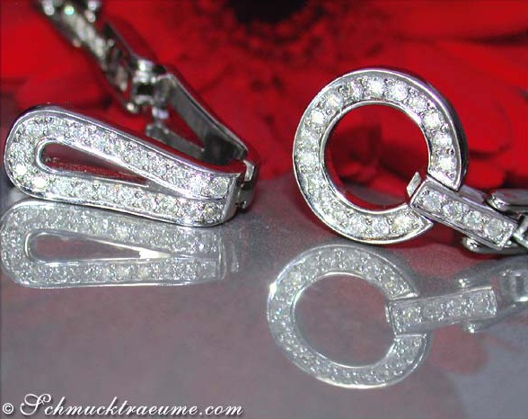 Diamantenarmbanddetail mit funkelnden Diamanten auf weißgoldiger Oberfläche