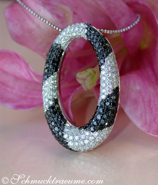 Ovaler Anhänger aus Weißgold mit schwarz-weißen Diamanten