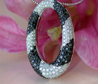 Ovaler Anhänger aus Weißgold mit schwarz-weißen Diamanten