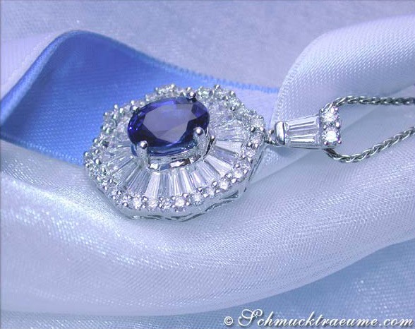 Weißgold-Anhänger mit Saphir und Brillanten, Detailaufnahme, elegant.