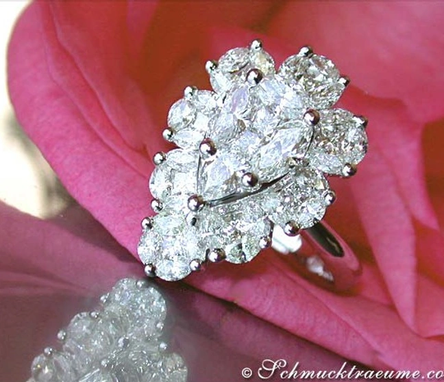 Diamant-Tropfen-Ring im Illusion-Design, weißgold, bester Schliff, detailreich, rosa Blütenhintergrund Diamant-Tropfen-Ring im Illusion-Design, weißgold, bester Schliff, detailreich, rosa Blütenhintergrund