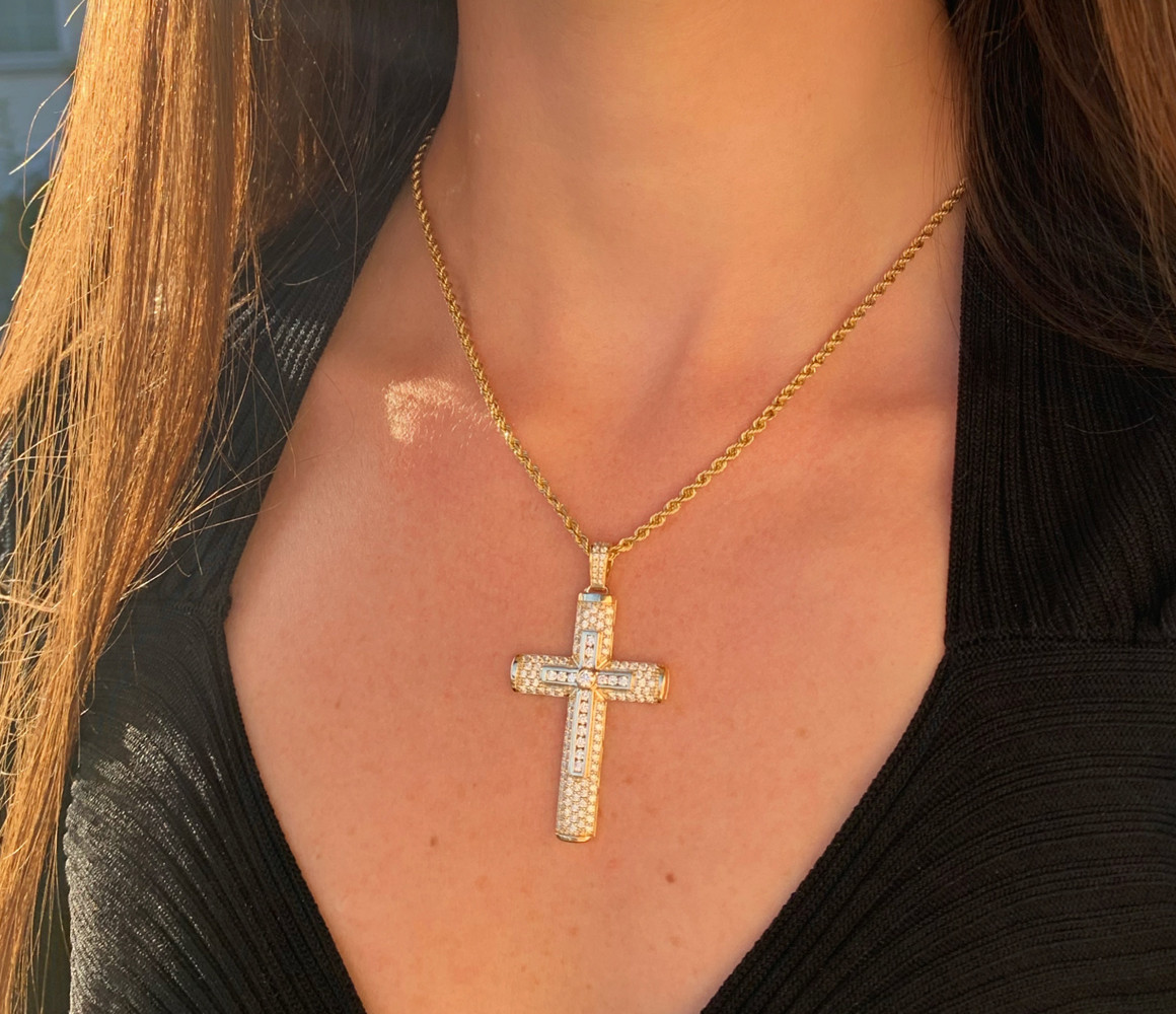 Kreuzanhänger aus Gelbgold 750 mit Brillanten auf Brustseite getragen