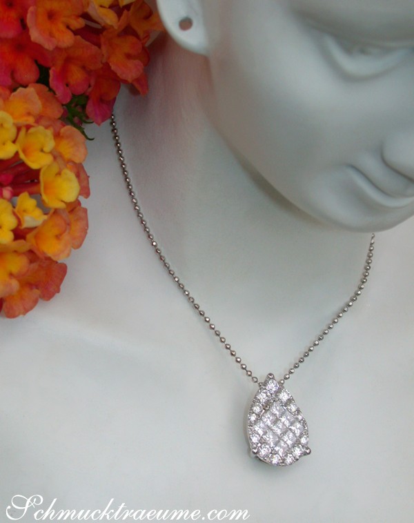 Weißgold-Tropfen-Anhänger mit Princess-Diamanten, Detailaufnahme, elegant getragen.