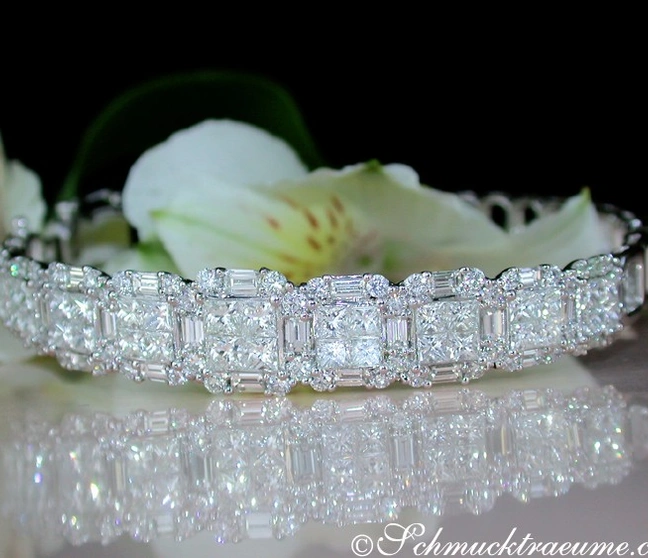 Prinzess- und Baguette-Diamant-Armreif in Weißgold, detailreich, auf glänzender Oberfläche präsentiert Prinzess- und Baguette-Diamant-Armreif in Weißgold, detailreich, auf glänzender Oberfläche präsentiert