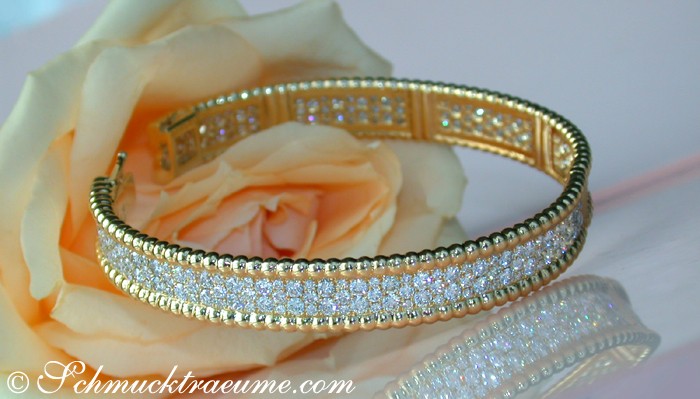 Goldener Armband mit Diamanten auf Rosenblüte