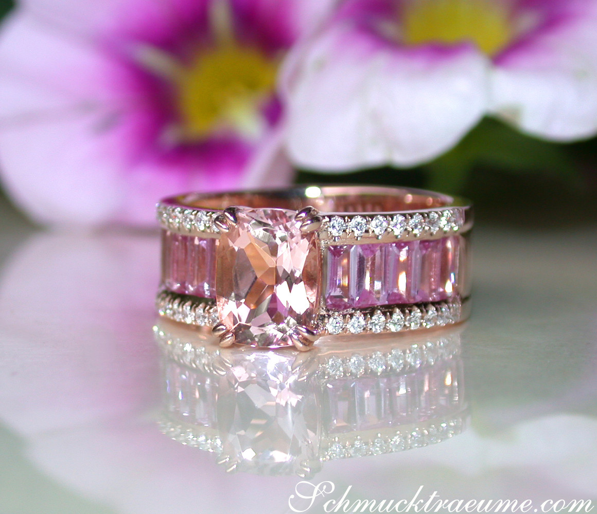 Exquisiter Morganit-Ring mit pinken Saphiren und Brillanten auf Roségold, detailreich, blühend im Vordergrund.