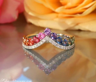 Weißgold-Ring mit farbenfrohen Saphiren und Brillanten, V-Form, Rosen im Hintergrund