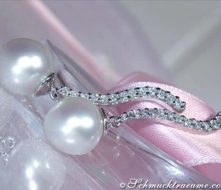 Geschwungene Südseeperlen Ohrstecker in Weißgold 585, detailreich mit Brillanten.