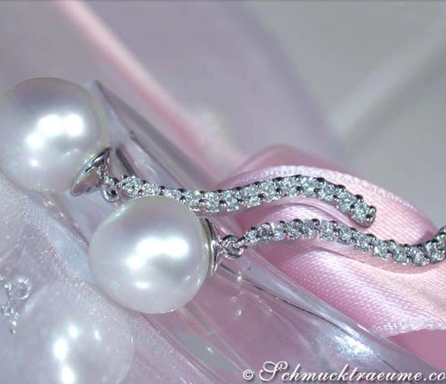 Geschwungene Südseeperlen Ohrstecker in Weißgold 585, detailreich mit Brillanten. Geschwungene Südseeperlen Ohrstecker in Weißgold 585, detailreich mit Brillanten.