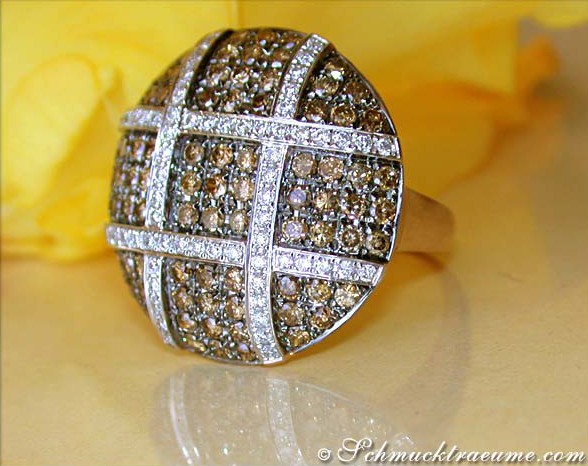 Detailansicht des gelbgoldenen Ringes mit naturbraunen und weißen Brillanten