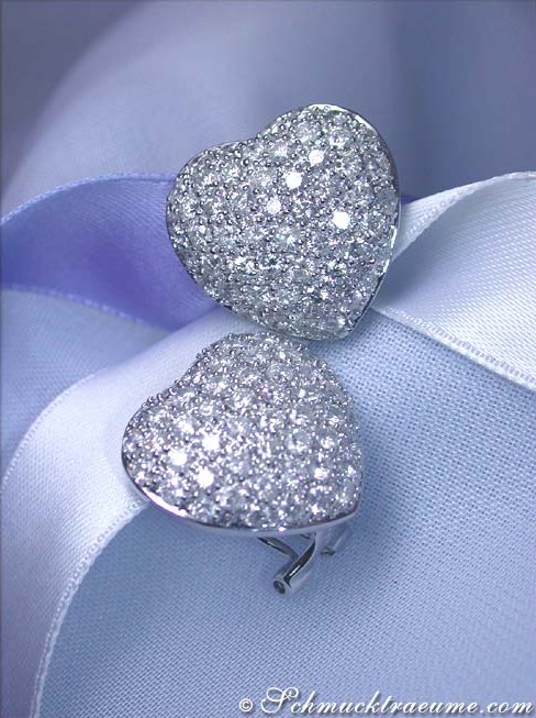 Herz-Ohrringe aus Weißgold mit Diamanten, Detailaufnahme