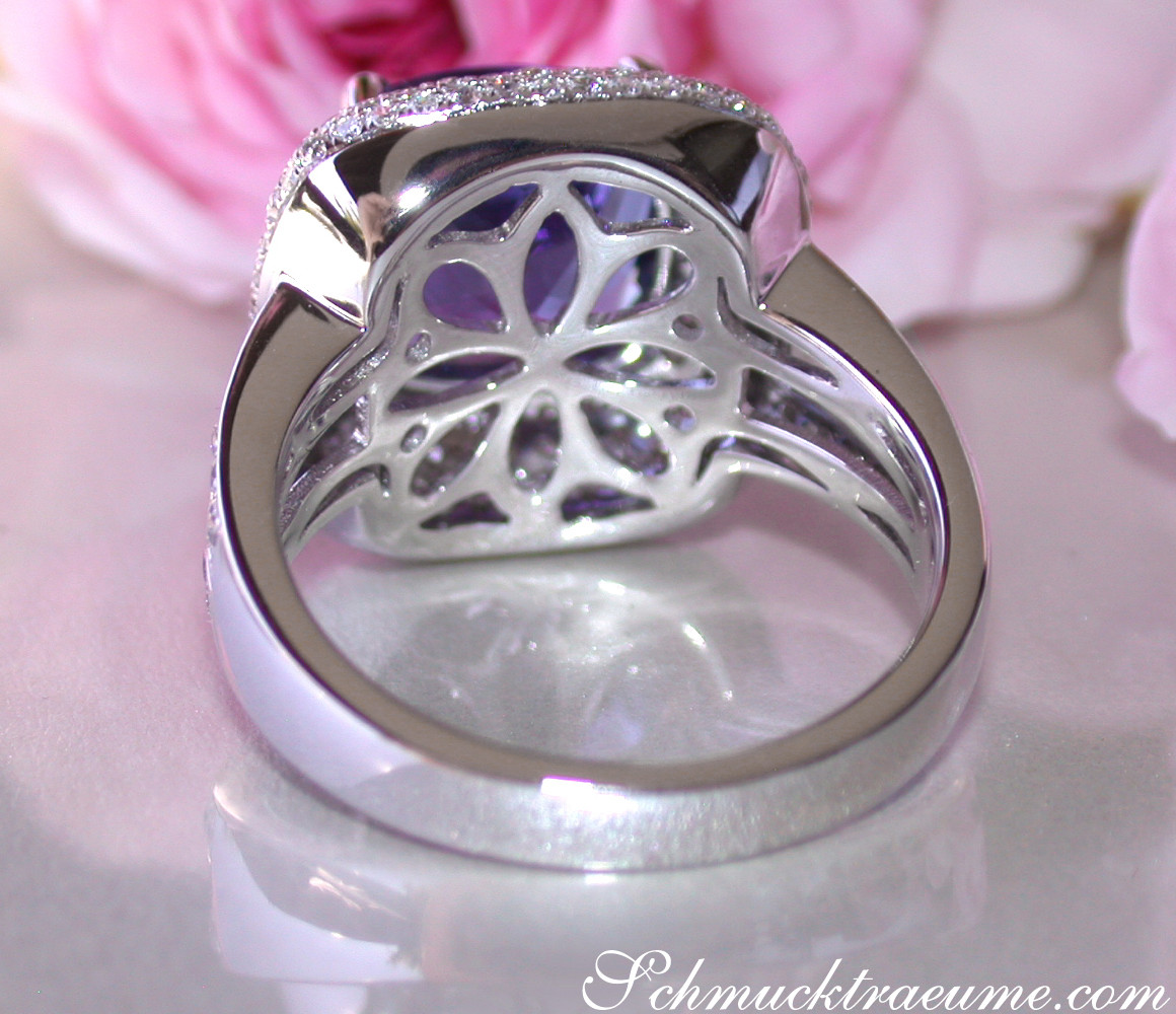 Weißgold-Ring mit Tansanit und Diamanten, Detailaufnahme, Perspektive von hinten