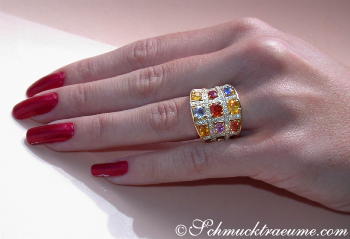 Stattlicher Multicolor Saphir-Ring mit Brillanten, Detailaufnahme auf der Hand