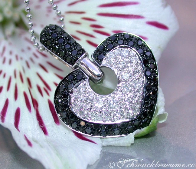 Interessanter Herz Anhänger mit schwarzen Diamanten & Brillanten - Image 1 Interessanter Herz Anhänger mit schwarzen Diamanten & Brillanten - Image 1
