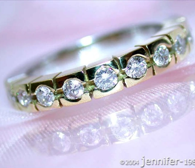 Goldener Diamantenring mit Bicolor-Fertigung, Detailaufnahme, glänzende Steine, elegant. Goldener Diamantenring mit Bicolor-Fertigung, Detailaufnahme, glänzende Steine, elegant.