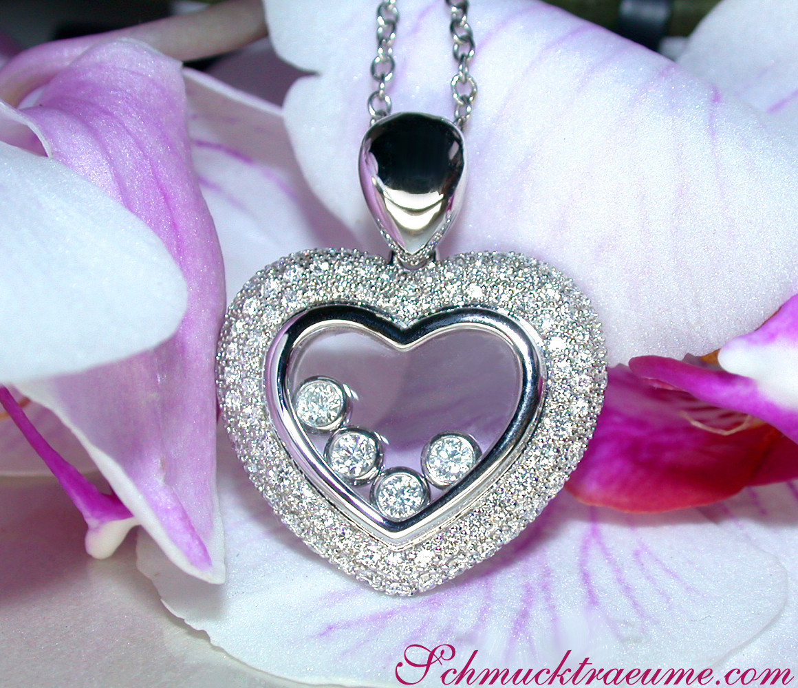 Herz-Anhänger mit Brillanten und Diamanten auf Blüte, Detailaufnahme