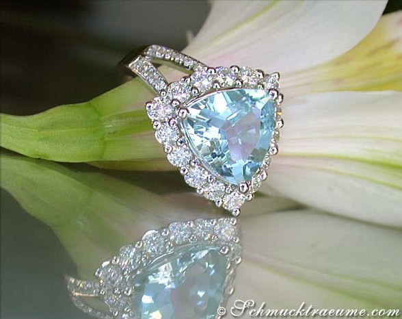 Weißgoldring mit Aquamarin und Brillanten, Detailaufnahme auf Blume liegend