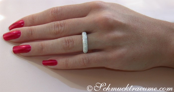 Weißgoldring mit Diamantenpavé, Nagelkunst rot, Detailaufnahme.