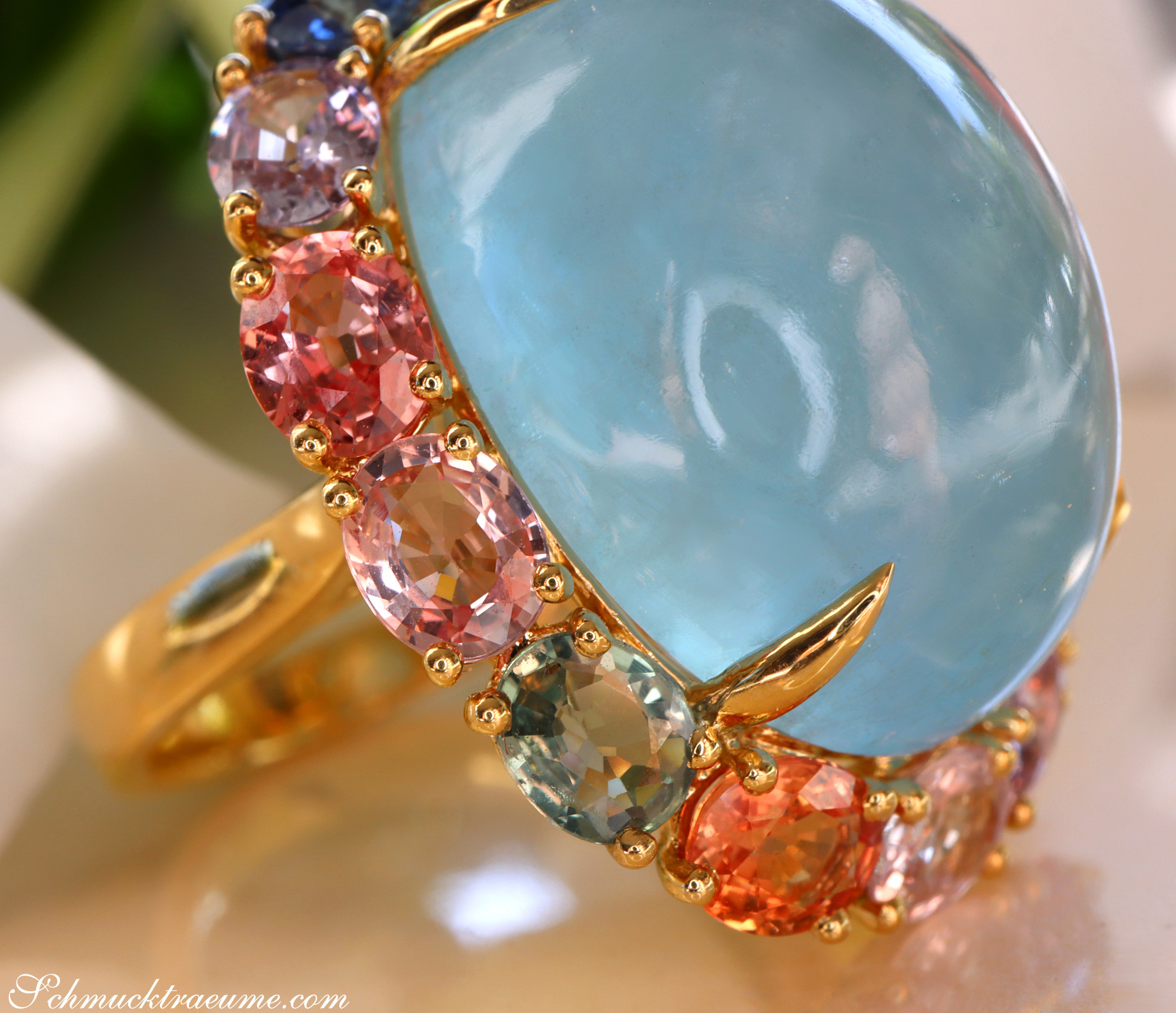 Gelbgoldring mit ovalen Aquamarin und rosa Saphiren, Detailaufnahme